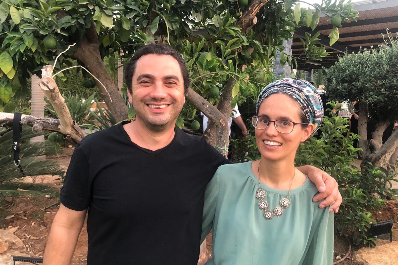 רונן וחנה בורוכוב מחייכים